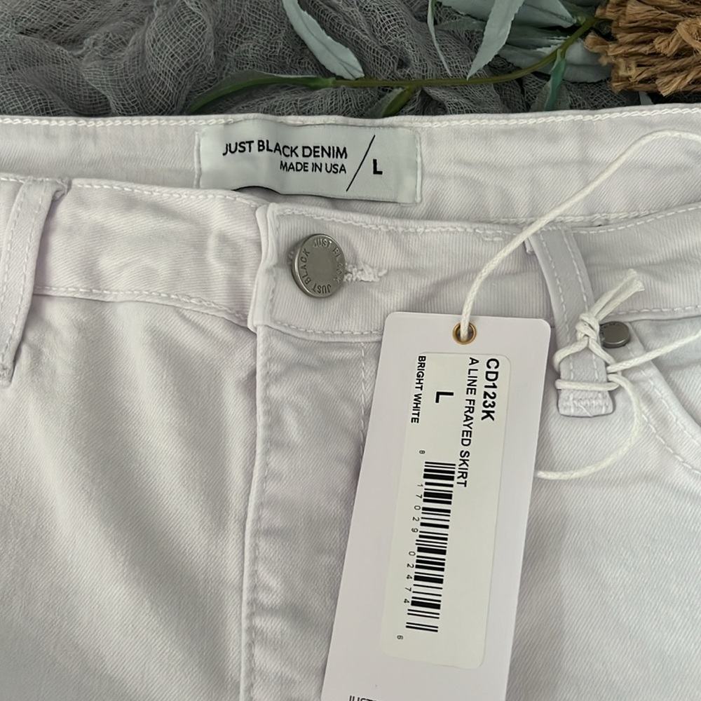 Just Black Denim white denim skirt. Women’s size L - Picture 3 of 9